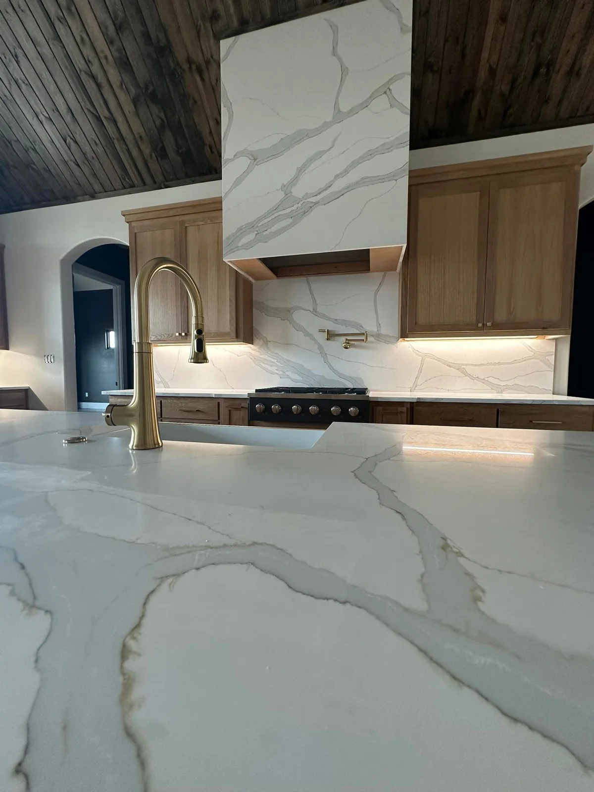 Marble-look kitchen island and warm wood-look flooring